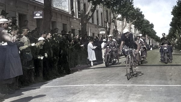 Samedi 15 juillet 1939, Vervaecke va couper la ligne d'arrivée avenue des Tilleuls à Royan / Visuel : D.R.