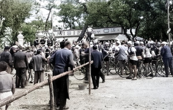 Arrivée du Tour de France à Pontaillac le 15 juillet 1947. / Visuel : D.R.