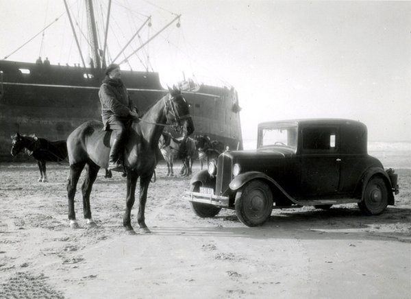 Léon Nicolle sur son cheval pendant l'échouage du Trait en 1938 / coll. A. Nicolle