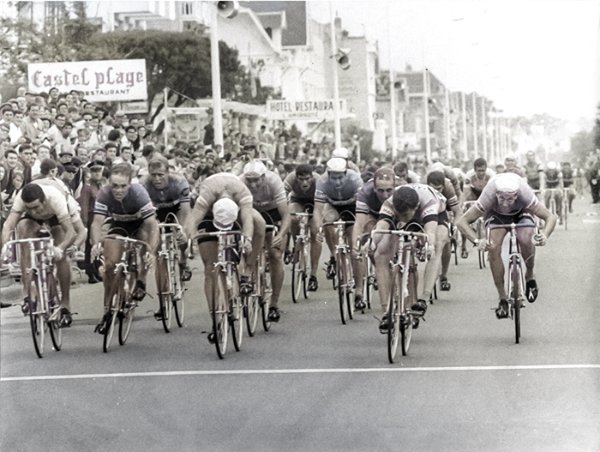 Vendredi 5 juillet 1968, arrivée de la 8e étape Nantes-Royan boulevard Garnier. / Visuel : D.R.
