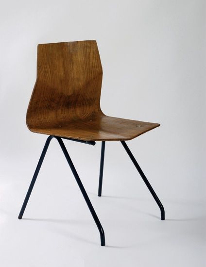 Chaise modèle « diamant » en contreplaqué moulé. Piétement en métal laqué noir. 1958, Edition Steiner - fiftease. H : 83, l : 44, P : 42 (cm) / Visuel : D.R.