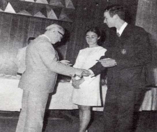 Les champions du monde, Frédéric Bourdereau et Françoise Chauveau, reçoivent des mains de M. Matras, premier Adjoint au Maire, la médaille de la ville de Royan (Photo officielle Sud-Ouest faite à l'endroit de la S.R.R). / Photo : Sud-Ouest, S.R.R.