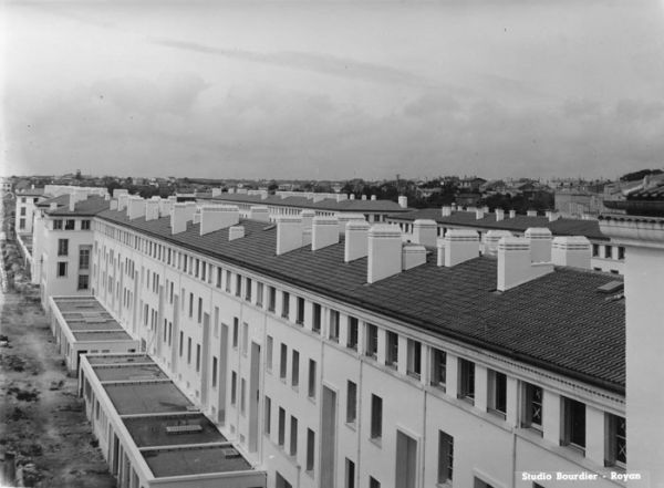 A l'arrière, les immeubles donnent sur une voie de desserte permettant l'accès aux habitations. / Coll. G. Moine et studio Bourdier