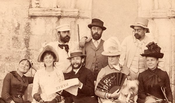 Cliché pris par Georges Charpentier, représente le groupe, avec Théodore Duret entre F.Desmoulins et E. Zola, Abel Hermant et Georgette Charpentier, Alexandrine Zola et son éentail posant devant le portail aveugle de l'église de Médisv / coll. AD 17