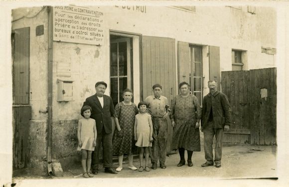À gauche Émilien Seureau, nommé receveur à l'octroi de Royan le 25 avril 1921 qui pose devant le bureau ; à droite M. Gruet qui le remplacera. / Coll. Gerbault-Seureau