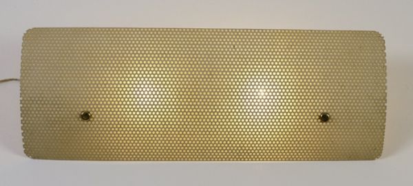 Applique rectangulaire en métal perforé laqué beige. 1953, Edition Disderot - fiftease. H : 25, l : 70 (cm) / Visuel : D.R.