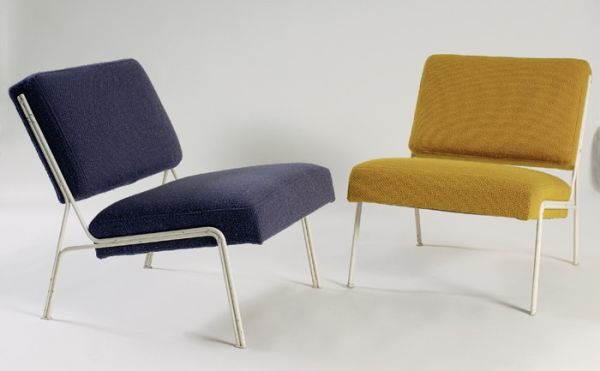 ARP (Guariche, Mortier, Motte). Deux chauffeuses recouvertes de tissu jaune et bleu, structure en métal laqué blanc. 1956, Edition Airborne - Galerie Kréo. H : 70, l : 57, P : 70 (cm) / Visuel : D.R.