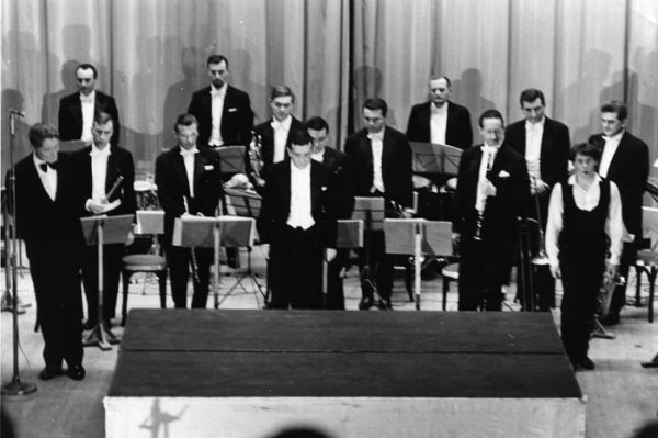 Ars Nova dirigé par Marius Constant, et à gauche, le récitant, Alain Cuny. / Visuel : D.R.