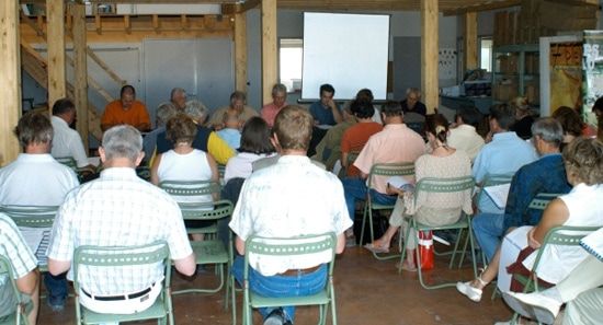 Ambiance studieuse lors de l'assemblée générale de l'association. Le directeur François Charrier fait le point sur le fonctionnement du couple culture et insertion sociale. / Photo : Didier Mauléon