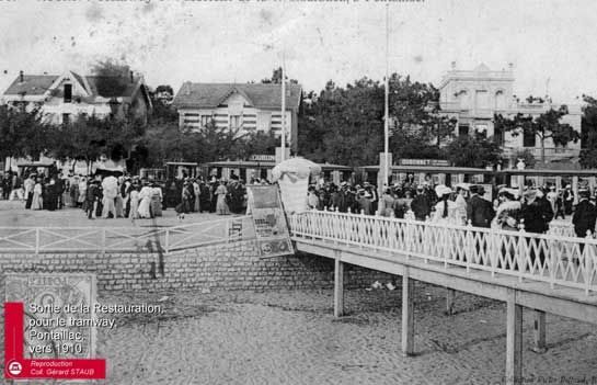 Attente du tramway / Visuel : D.R.