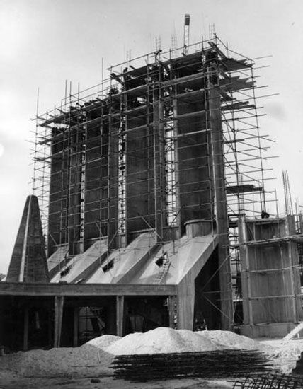 Au premier plan, les aciers et la grave utilisée pour le béton dont la fissuration nécessitera un programme de restauration. / Visuel : D.R.