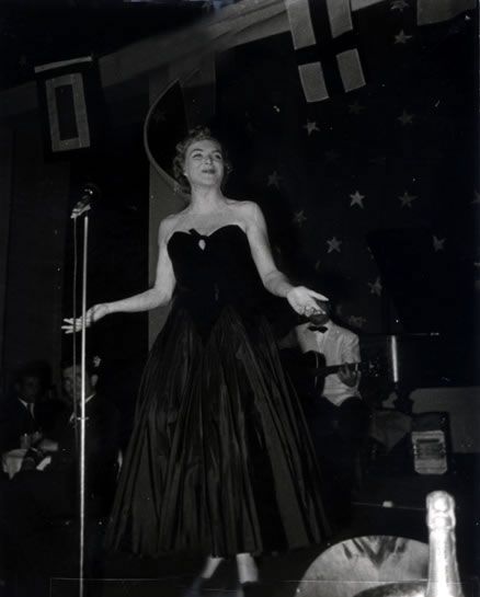 Line Renaud au Sporting Casino en 1954. / Henri Marcou