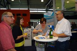 À Balingen en 2012, initiation à la dégustation d'huîtres par Gérard Filoche, vice-président de l'Office de Tourisme de Royan. / Visuel : D.R.