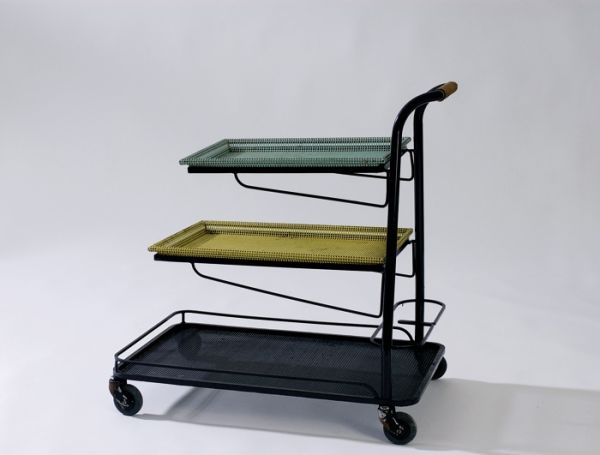 Bar roulant modèle « démon-table » à trois plateaux en métal perforé laqués noir, jaune et vert. Poignée en rotin. 1952, Edition société Matégot - fiftease. H : 76, l : 45, P : 70 (cm) / Visuel : D.R.