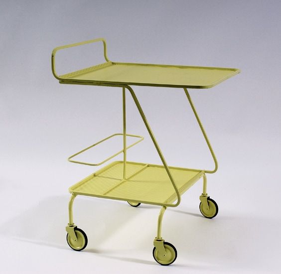 Bar roulant modèle « golf » en métal perforé laqué jaune. 1955, Edition société Matégot - Galerie Laurent Goudard. H : 66, l : 40, P : 53 (cm) / Visuel : D.R.
