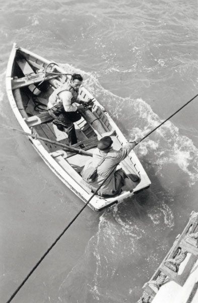 Bateau pilote PG1 : Gérard Drapeau aux avirons, le pilote Nelson Bétizeau tenant le faux bras. / Visuel : D.R.