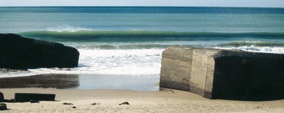 Les blockhaus de la Grande Côte, peu à peu submergés par la mer du fait de l'érosion littorale. / Visuel : D.R.