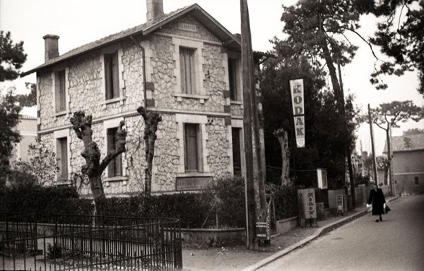 Le Studio Bourdier - Kodak installé dans la Villa Glaneuse, située 54 avenue des Semis, à l'angle de l'allée Lacambra - / Studiod Bourdier