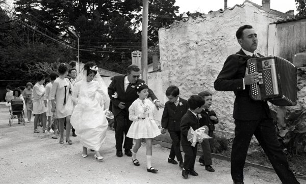Cortège de mariage sous un air d'accordéon / Studio Bourdier