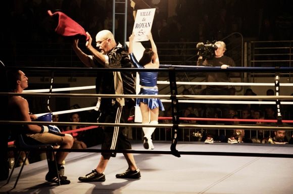 L'entraîneur Gilbert Rouffignat aux petits soins pour Mickaël Weus devant les caméras de France 3. Gala organisé le 17 mars 2012 à l'espace Cordouan... sans oublier l'hôtesse pour annoncer les reprises. / Photo D. Chotard