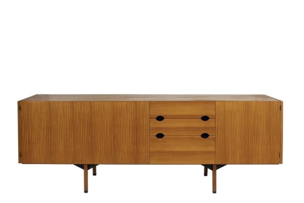 Buffet en placage d'acajou à deux portes et trois tiroirs, sur un piétement en bois. 1957, Edition Groupe 4 Charron - fiftease. H : 83, l : 224, P : 55 (cm) / Visuel : D.R.