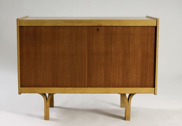 Buffet en placage de frêne et acajou sur un piétement en bois courbé. 1955, Edition Groupe 4 Charron - Galerie Kréo. H : 82, l : 110, P : 50 (cm) / Visuel : D.R.