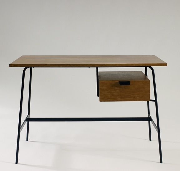 Bureau à plateau et caisson suspendu en chêne. Piétement en métal laqué noir. 1956, Edition Thonet - fiftease. H : 74, l : 110, P : 60 (cm) / Visuel : D.R.