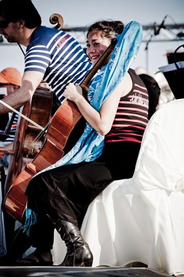 Cache violoncelle - Violon sur le Sable 2011 / Photo : Alain Mascaro
