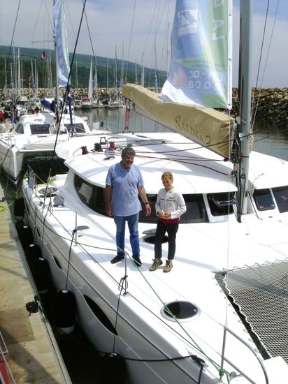Cap à l'Aigle, dernier regroupement de la flotte de la GTA. Jean-François Fountaine hisse Louise à bord de son superbe catamaran. / cliché P.L. Bouchet