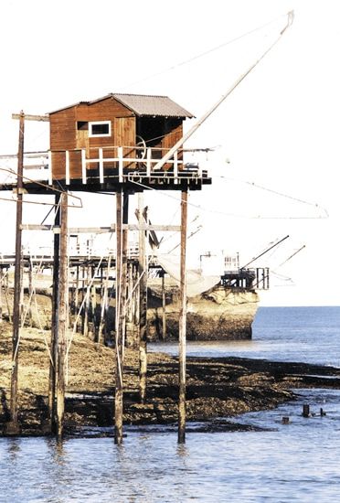 Traité général des pêches. Le carrelet sur ponton est peut-être né à Saint-Palais, il y a quelques 250 ans. / Visuel : D.R.