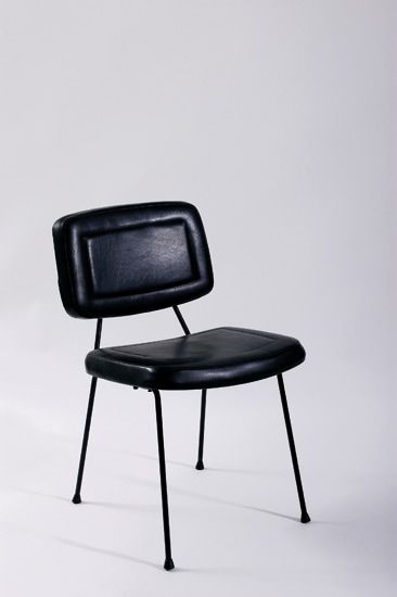 Chaise en mousse de latex recouverte de skaï noir piqué façon sellier. Piétement en métal laqué noir. 1958, Edition Thonet - fiftease. H : 77, l : 45, P : 45 (cm) / Visuel : D.R.