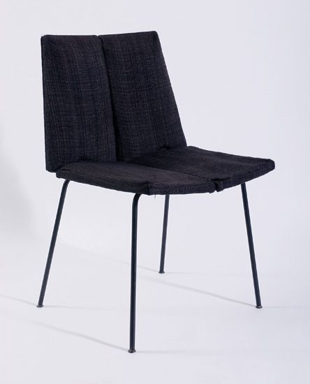 Chaise modèle « 4 faces » à structure en bois recouverte de tissu gris. Piétement en métal laqué noir. 1958, Edition Steiner - fiftease. H : 80, l : 48, P : 43 (cm) / Visuel : D.R.