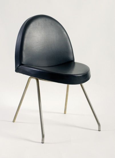 Chaise modèle « 771 » en mousse recouverte de skaï noir. Piétement en métal chromé. 1958, Edition Steiner - fiftease. H : 82, l : 48, P : 46 (cm) / Visuel : D.R.