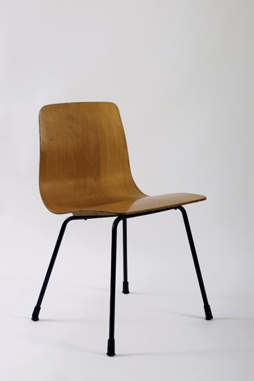 Chaise modèle « papyrus » à structure en contreplaqué moulé. Piétement en métal laqué noir. 1951, Edition Steiner - fiftease. H : 78, l : 40, P : 40 (cm) / Visuel : D.R.