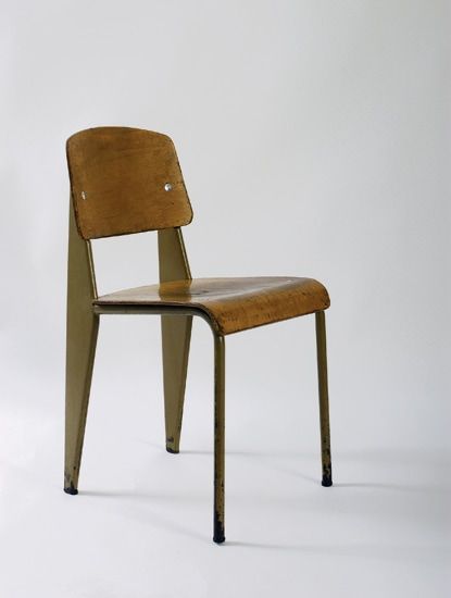 Chaise modèle « standard » à assise et dossier en contreplaqué moulé. Piétement en tôle d'acier pliée laquée beige. 1950, Edition Ateliers Jean Prouvé - Galerie Kréo. H : 81, l : 41, P : 50 (cm) / Visuel : D.R.