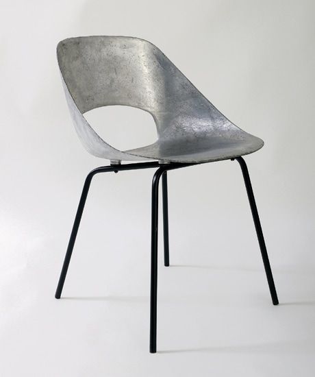Chaise modèle « tulipe » à coque en aluminium moulé. Piétement en métal laqué noir. 1953, Edition Steiner - fiftease. H : 70, l : 45, P : 41 (cm) / Visuel : D.R.