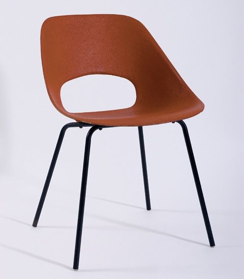 Chaise modèle « tulipe », coque en résine polyester moulée rouge. Piétement en métal laqué noir. 1953, Edition Steiner - fiftease. H : 71, / Visuel : D.R.