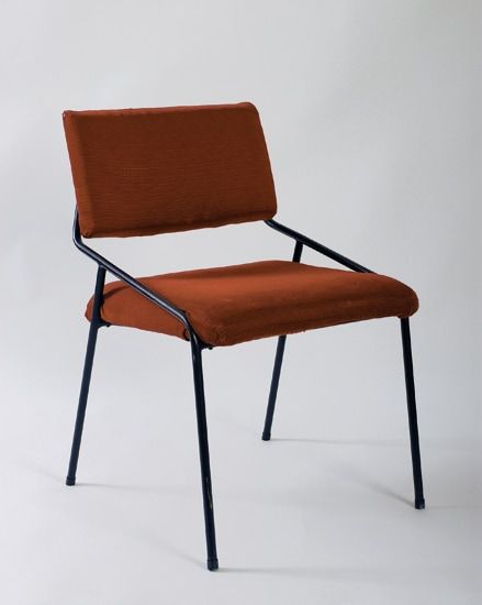 Chaise recouverte de tissu rouge sur un piétement en métal laqué noir. 1956, Edition Meubles TV - fiftease. H : 76, l : 47, P : 47 (cm) / Visuel : D.R.