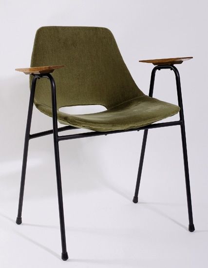 Chaise « tonneau » modèle bridge, structure en contreplaqué moulé recouvert de tissu vert. Piétement en métal laqué noir. 1954, Edition Steiner - fiftease. H : 78, l : 62, P : 46 (cm) / Visuel : D.R.