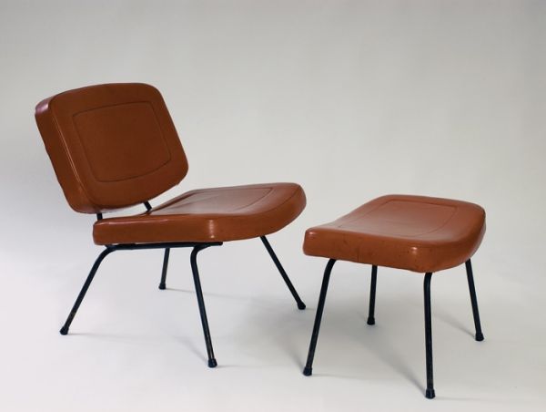 Chauffeuse et son repose pieds modèle « CM190 » en mousse de latex recouverte de skaï rouge. Piétement en métal laqué noir. 1956, Edition Thonet - Galerie Kréo. H : 70, l : 55, P : 50 (cm) / Visuel : D.R.