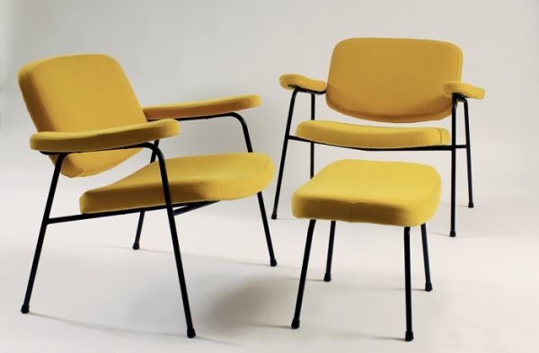 Chauffeuses à accoudoirs et repose pieds modèle « CM190F », recouvertes de tissu jaune. Piétement en métal laqué noir. 1956, Edition Thonet - Galerie Kréo. H : 70, l : 80, P : 60 (cm) / Visuel : D.R.