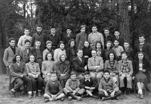 Henri Bugnet, deuxième au dernier rang en partant de la gauche, dans la classe de quatrième de MM. Morisson et Sallé, promotion 1949-1950. / Visuel : D.R.