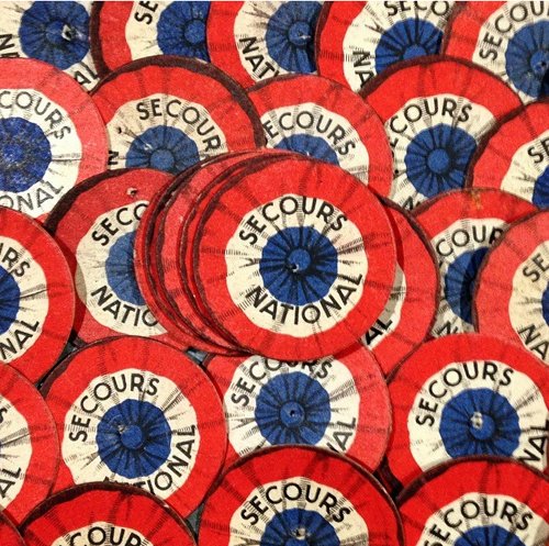 Cocardes provenant d'un stock de l'armée - 1940. / Visuel : D.R.