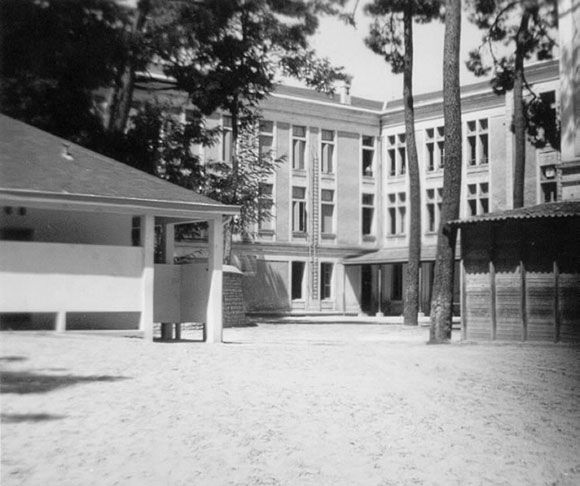 Collège vu de la cour de sable. / Visuel : D.R.