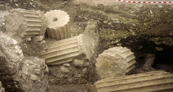 Colonnes découvertes sur le site du Fâ à Barzan. / Photo : Assa Barzan et Didier Mauléon (CARA)