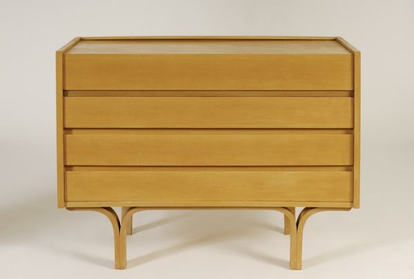 Commode-coiffeuse en placage de frêne à trois tiroirs sur un piétement en bois courbé. 1955, Edition Groupe 4 Charron - fiftease. H : 84, l : 110, P : 47 (cm) / Visuel : D.R.