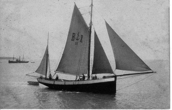 On reconnaît le cotre pilote de l'embouchure à ses bandes blanches peintes sur la coque, au BX sur la voile pour Bordeaux encadrant une ancre de marine et le numéro de l'inscription maritime. Le dernier cotre pilote existant, le Minahouet, a été construit à Royan en 1912 et restauré dans les années 2010. / Coll. GBO