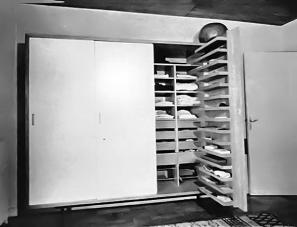Armoire en chêne à portes revêtues de Cordoual blanc / Visuel : D.R.