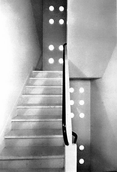 Claustras ronds et escalier menant aux étages / Visuel : D.R.