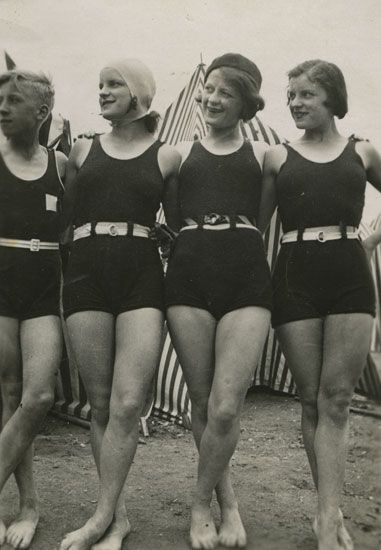 Cours de natation : Roger, le petit-frère ; Raymonde, une amie, Lucienne dite Lotus. / Visuel : D.R.
